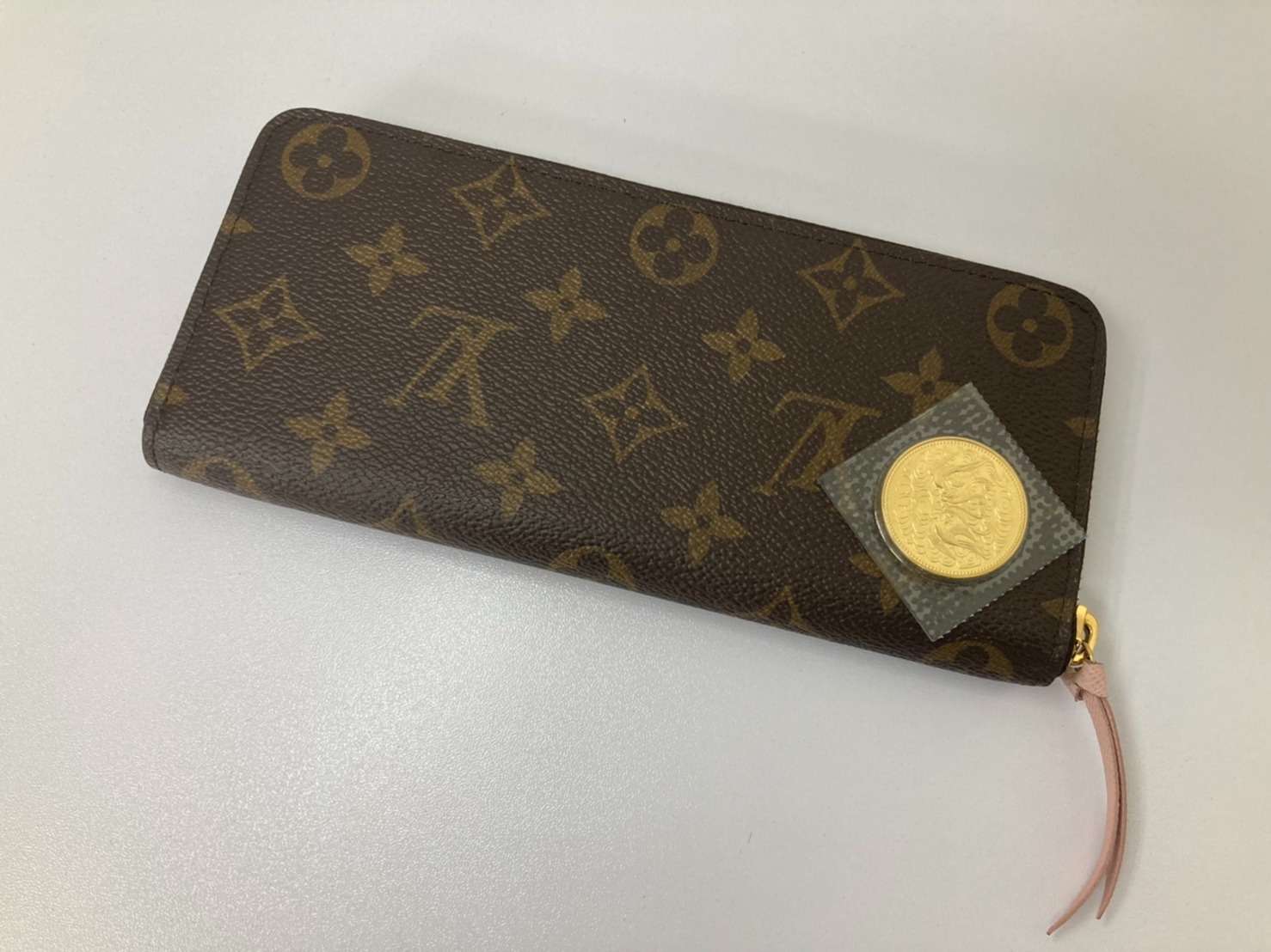 ヴィトンの財布と10万円金貨
