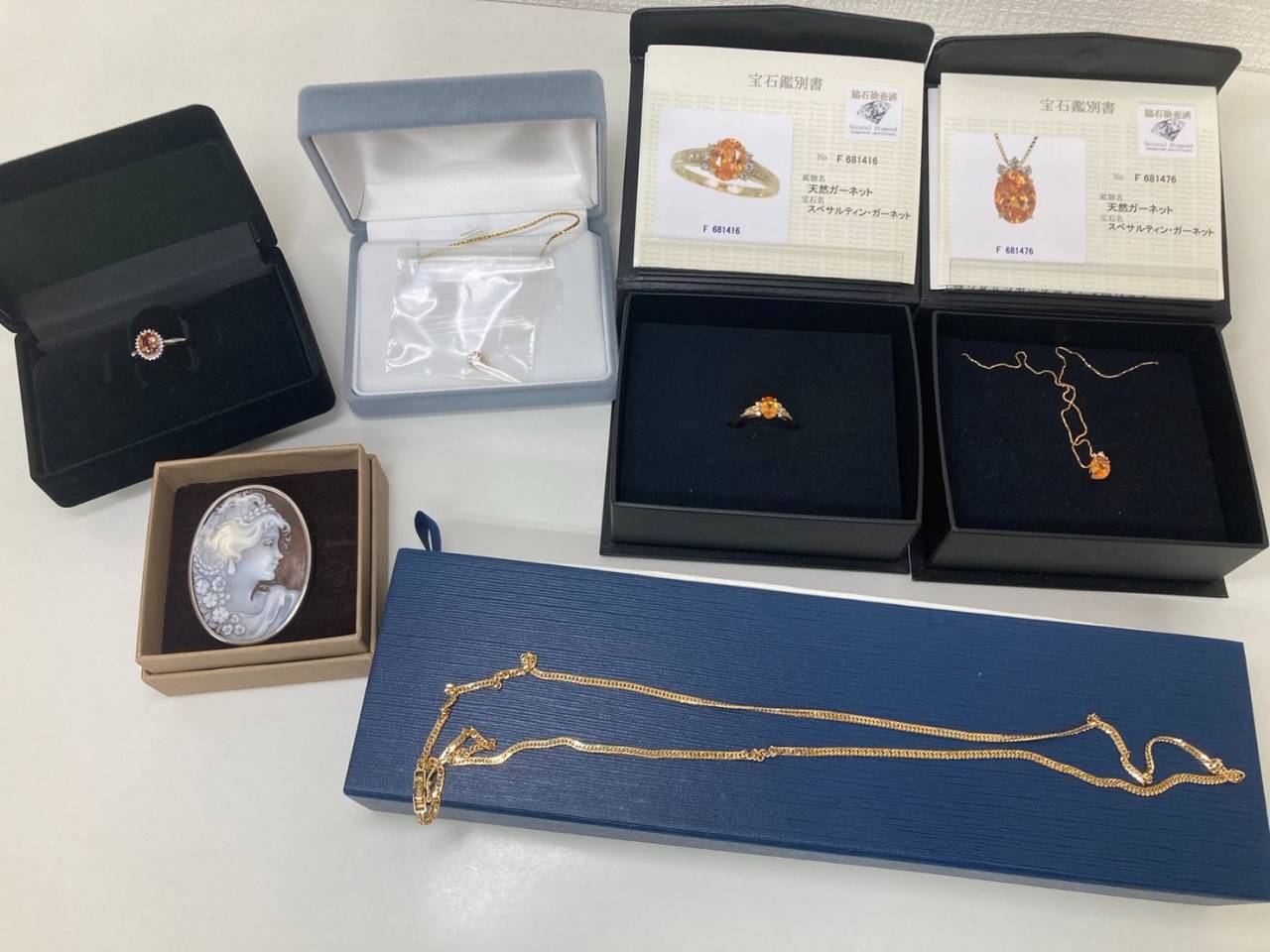 金のネックレスやプラチナアクセサリー等