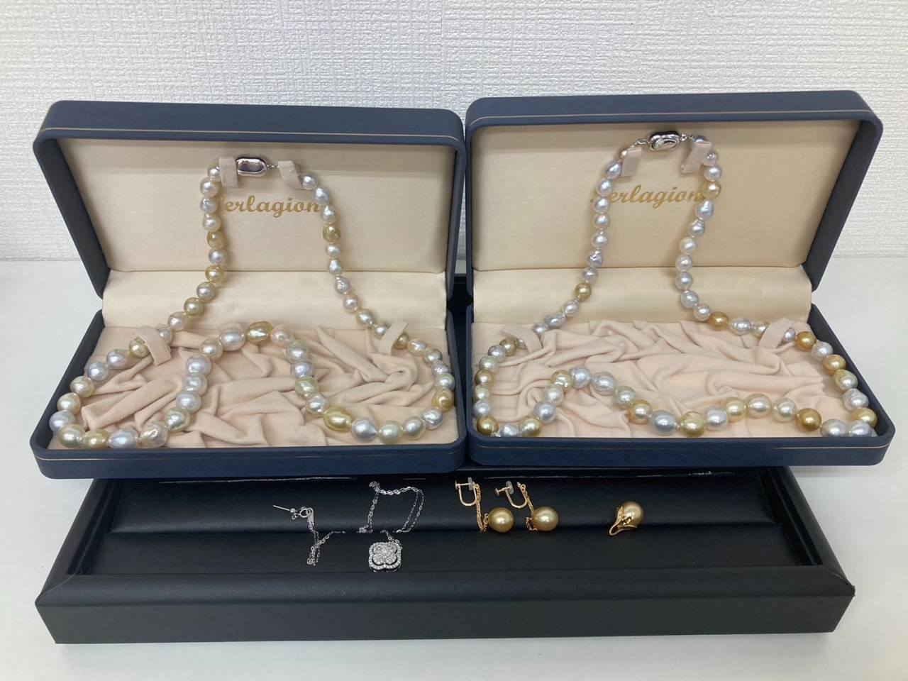 金のネックレスやプラチナアクセサリー等