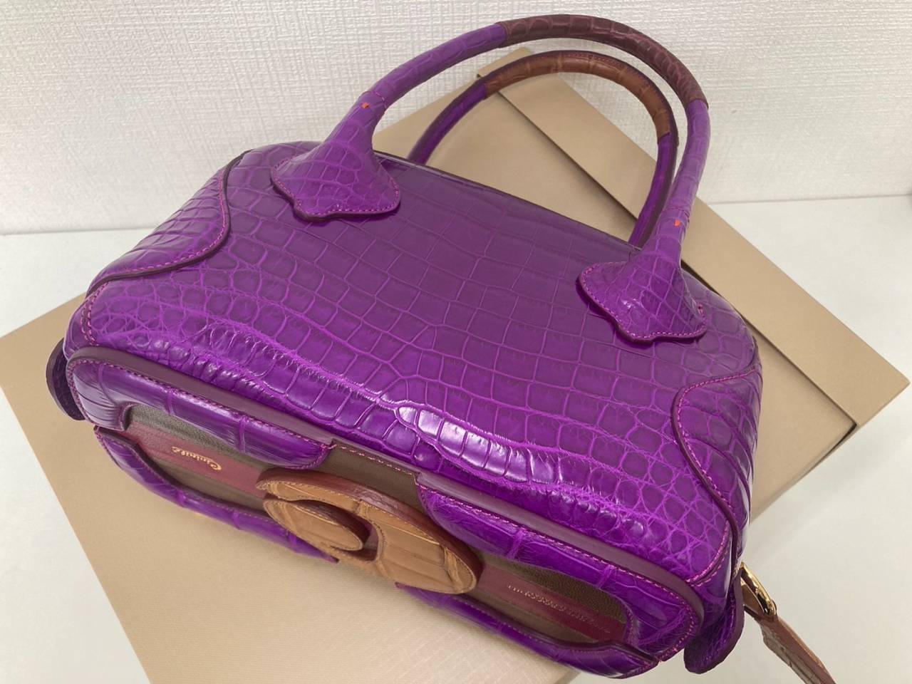 豊中駅前でクロコダイルバッグを売るなら買取専門店おたからや阪急沿線本町1丁目店へ