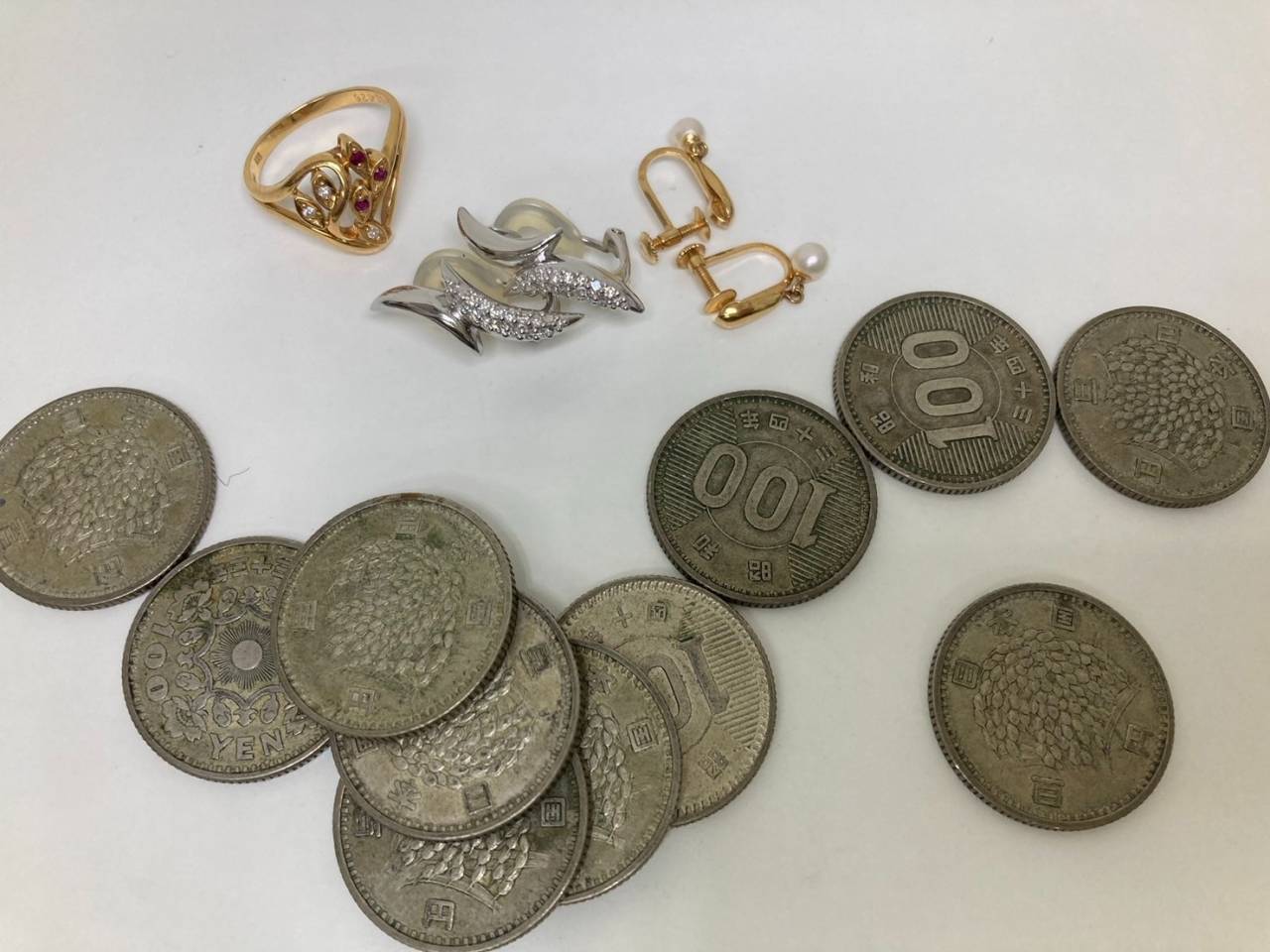 アクセサリーや100円銀貨